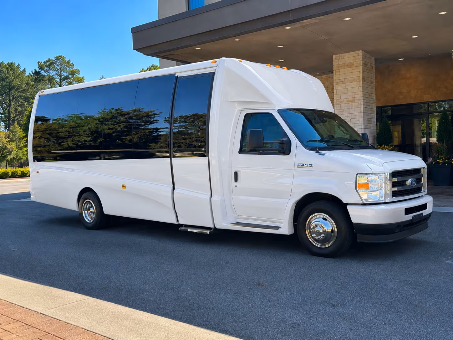 corporate airport transfer buses to and from charleston international airport chs